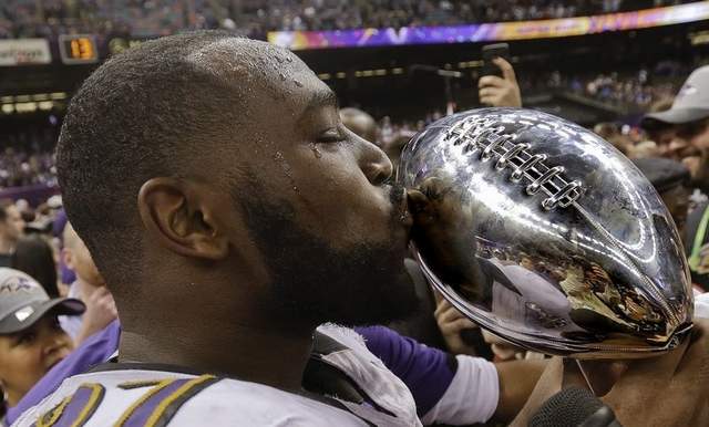 09-Super-Bowl-Trophy-Kissing